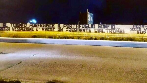 De Laurentiis striscione