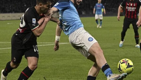 Kvaratskhelia in azione contro il Milan