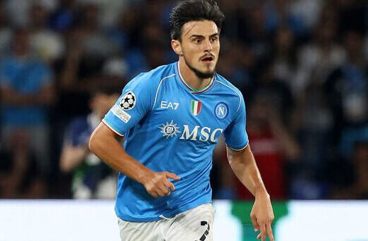 Il centrocampista Elmas con la maglia del Napoli