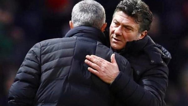 Walter Mazzarri abbraccia José Mourinho