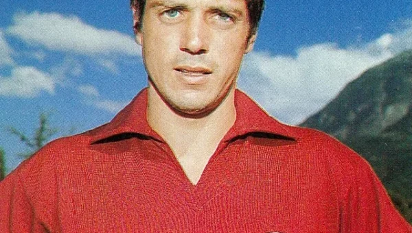 Aldo Agroppi da calciatore con la maglia del Torino