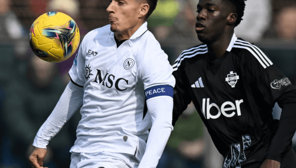 Capitan Giovanni Di Lorenzo in azione contro il Como