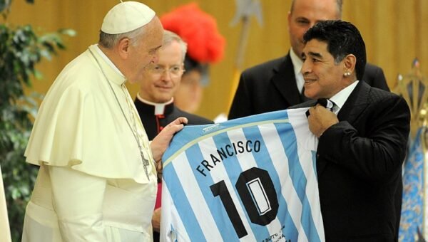 maradona_papa_francesco_2014_getty__1_