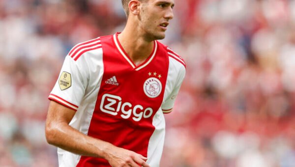 Lorenzo Lucca con la maglia dell'Ajax