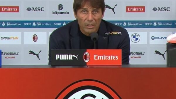 Antonio Conte in conferenza stampa