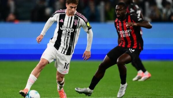 Juventus' Turkish forward #10 Kenan Yildiz (L) fights for the ball with AC Milan's French midfielder #19 Youssouf Fofana during the Italian Serie A football match between Juventus and AC Milan at The Allianz Stadium in Turin on October 5, 2025. (Photo by MARCO BERTORELLO / AFP)