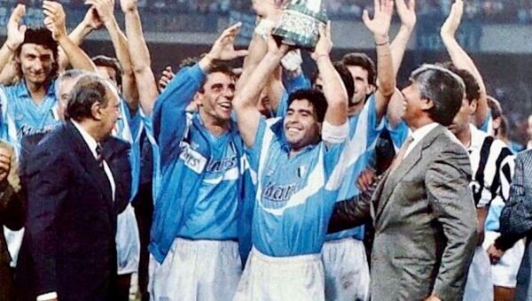 Maradona alza la Supercoppa Italiana del 1990