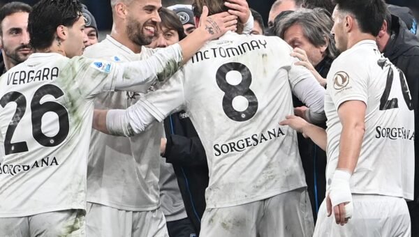 Scott McTominay festeggiato dopo un gol