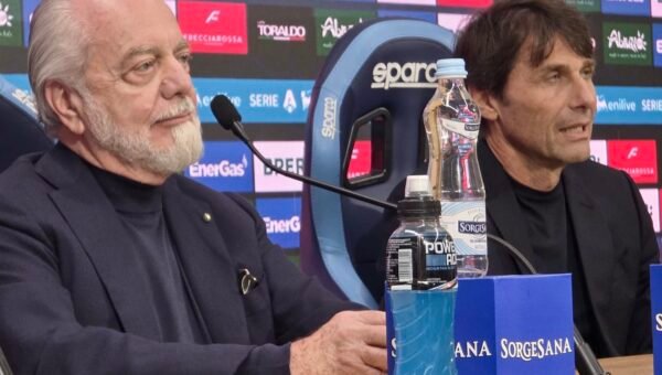 De Laurentiis e Conte nella conferenza stampa dell'annuncio della seprarazione del tecnico leccese dal Napoli