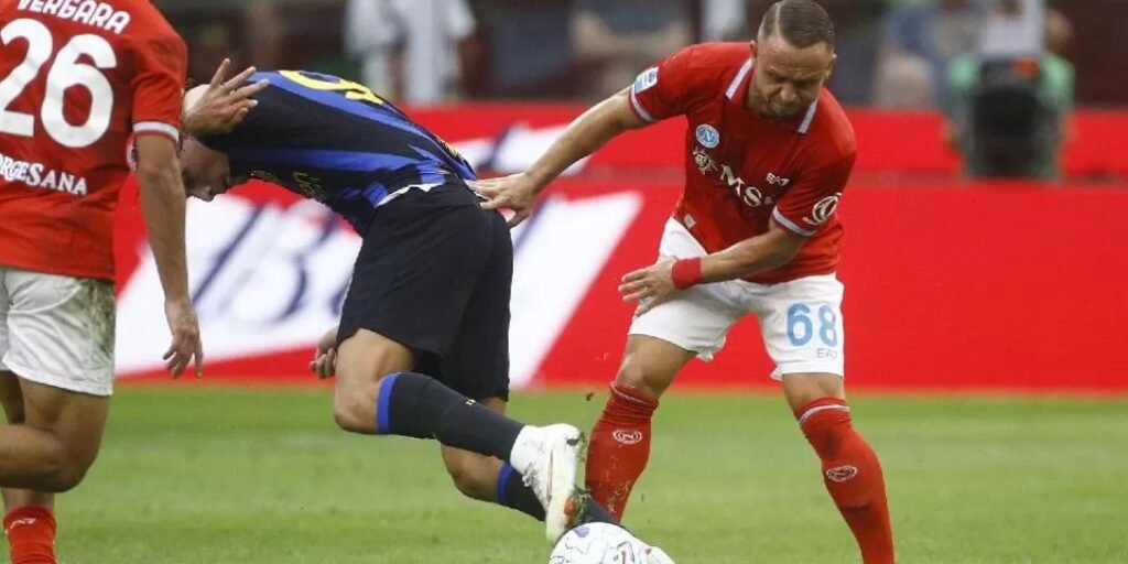 Stanislav Lobotka in azione contro l'Inter