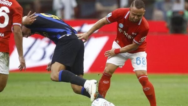 Stanislav Lobotka in azione contro l'Inter