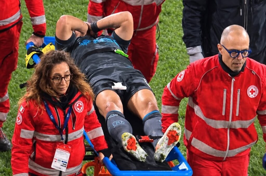 Lobotka esce in barella