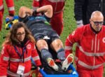 Lobotka esce in barella