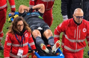 Lobotka esce in barella