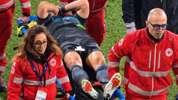 Lobotka esce in barella